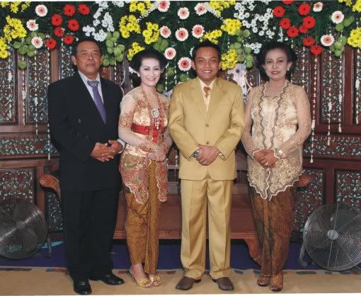 Keluarga Teguh Priono dan Suharti mengapit putranya Slagen Abu Gorda yang bertunangan dengan Ganis, di Sukoharjo., Keluarga Teguh Priono dan Suharti mengapit putranya Slagen Abu Gorda yang bertunangan dengan Ganis, di Sukoharjo.