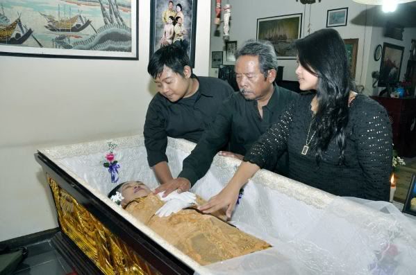 Penghormatan dan eskpresi cinta keluarga untuk Herpadmiatun, 31 Juli 2012