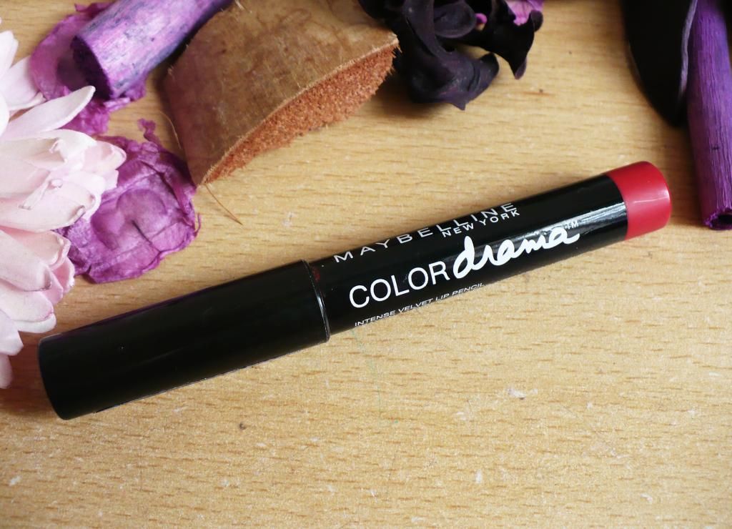 Maybelline Colour Drama Intense Velvet Lip Pencil Red Essential Maybelline Colour Drama Intense Velvet Lip Pencil Red Essential